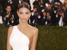 Emily Ratajkowski na Met Gala (New York, 2. kvtna 2016)