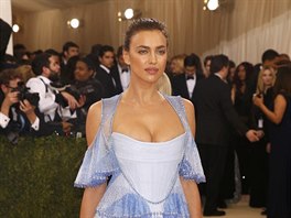 Irina aiková na Met Gala (New York, 2. kvtna 2016)