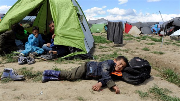 Uprchlci v tboe Idomeni na ecko-makedonsk hranici (8. kvtna 206)