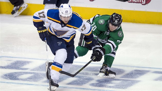 V bruslaskm souboji o puk jsou Jaden Schwartz (vlevo) ze St. Louis a Cody Eakin z Dallasu.