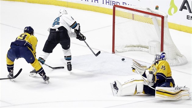 Patrick Marleau ze San Jose dv branku ze snadn pozice. Bezmocn jsou obrnce Roman Josi a brank Pekka Rinne z Nashvillu.