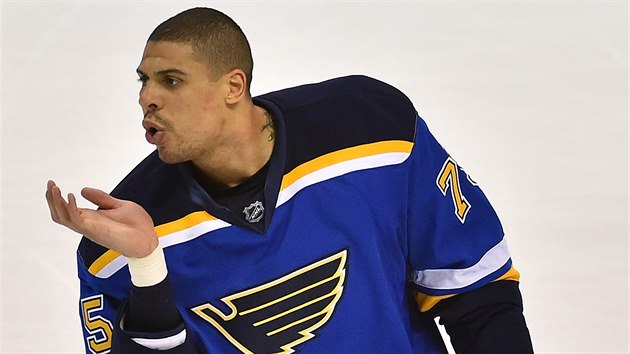 Ryan Reaves ze St. Louis posl polibek na stdaku Dallasu.