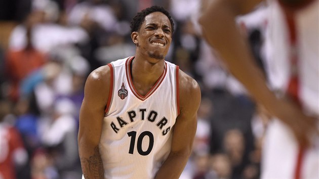 BOL TO. DeMar DeRozan z Toronta se v prvnm souboji s Miami zranil.