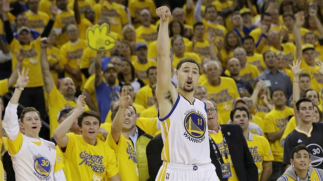 Klay Thompson z Golden State spn trefuje trojku k velk radosti domcch fanouk.