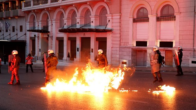 Stety demonstrant s polici provzely schvalovn dalch finannch krt (8. kvtna 2016)