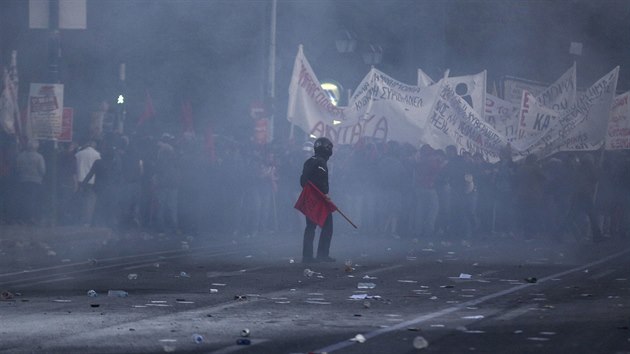Stety demonstrant a policie provzely schvalovn dalch finannch krt v ecku (8. kvtna 2016)