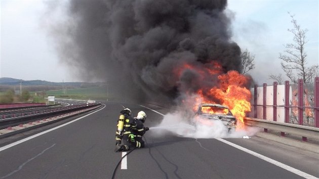 Na silnici mezi Karlovmi Vary a Ostrovem zaalo za jzdy hoet auto.