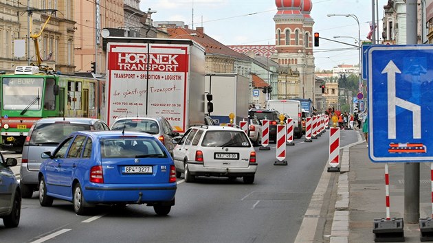 Zúžení Klatovské třídy v Plzni kvůli opravám vodovodního řadu komplikuje dopravu v centru města. (9. 5. 2016)