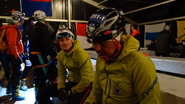 Po čtvrté hodině ráno. Ondřej Moravec Branislav Adamec při čekání na start  do závodu Patrouille des Glaciers.