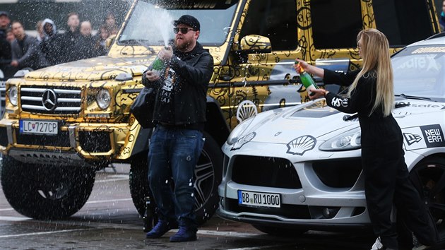 Ryhl a luxusn auta ped hotelem Hilton pi Gumball 3000.