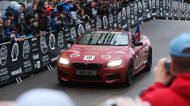 Ryhl a luxusn auta ped hotelem Hilton pi Gumball 3000.