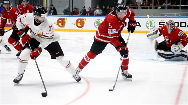 Maarsk hokejista Janos Vas (vlevo), kter v esku hraje za Slavii, ped kanadskou brankou
