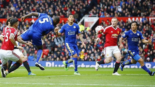 TAKHLE PADL VYROVNVAC GL. Kapitn Leicesteru Wes Morgan naskoil na centr z volnho kopu a upravil skre na 1:1.