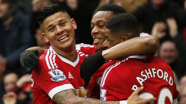 ERVEN RADOST. Hri Manchesteru United (zleva) Marcos Rojo, Anthony Martial a Marcus Rashford slav gl do st Leicesteru.