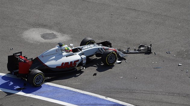 NA KUSY. Vz Haas mexickho jezdce Estebana Gutierreze po nehod ve druh zatce Velk cen Ruska F1.