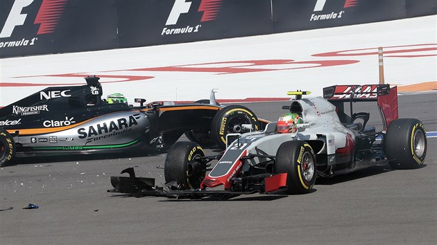TONK A OB̍. Vz Haas mexickho jezdce Estebana Gutierreze (vpravo) a stroj Force India Nika Hlkenberga po nehod ve druh zatce Velk cen Ruska F1.