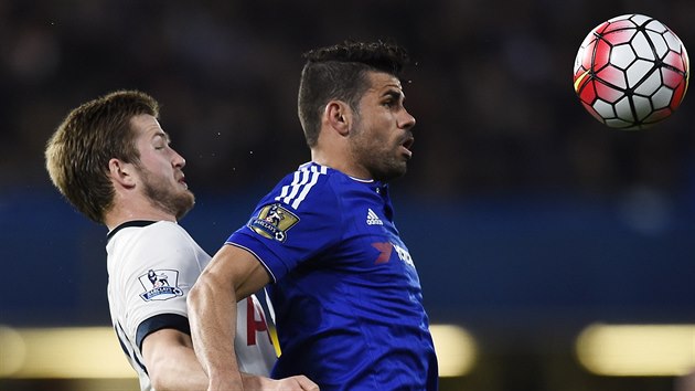 tonk Chelsea Diego Costa zpracovv balon, Eric Dier z Tottenhamu se tomu sna zabrnit.