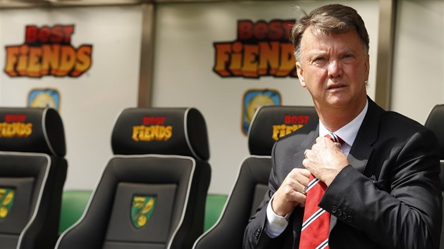 UTHNOUT KRAVATU A JDEME NA TO. Trenr Manchesteru United Louis van Gaal ped utknm Premier League proti Norwichi.