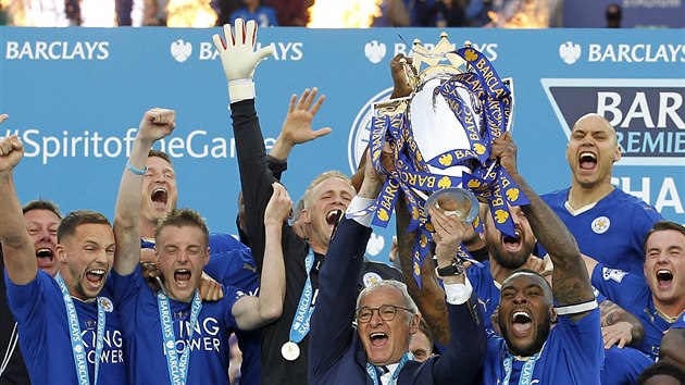 MISTI! Fotbalist Leicesteru pevzali ped domcmi fanouky trofej pro vtze anglick Premier League.