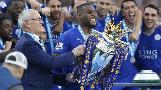 NEZAPOMENUTELN OKAMIK. Kapitn Wes Morgan a trenr Claudio Ranieri pebrali trofej pro vtze anglick ligy.