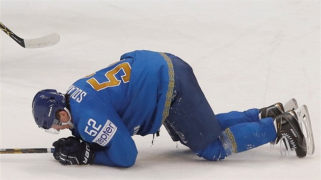 Zklaman kazask hokejsita Ilja Solarjov po ruskm glu padl k ledu.