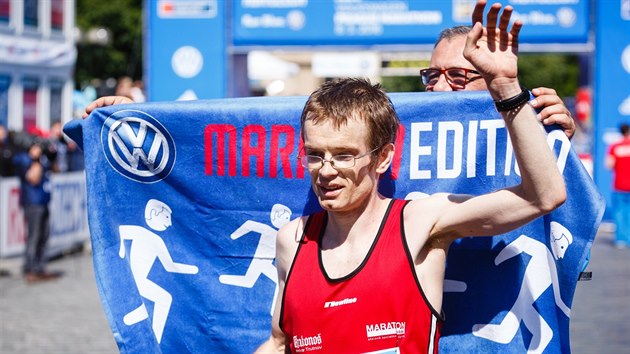 Nejlep esk vytrvalec Petr Pechek dobhl do cle praskho maratonu na trnctm mst