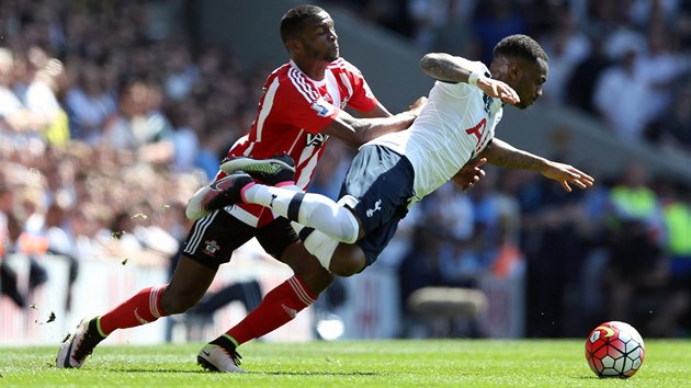 Cuco Martina (vlevo) v dresu Southamptonu pomh na zem obrnci Tottenhamu Dannymu Roseovi.