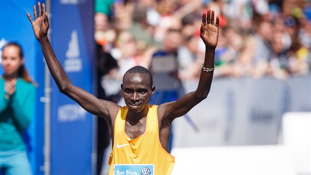 ABSOLUTN VTZ. Nejrychlejm muem Praskho maratonu byl Kean Lawrence Cherono.