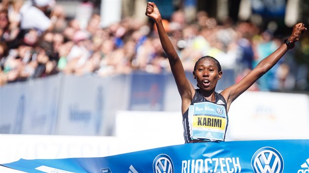 Vtzka ensk kategorie Praskho maratonu Lucy Karimi z Keni.
