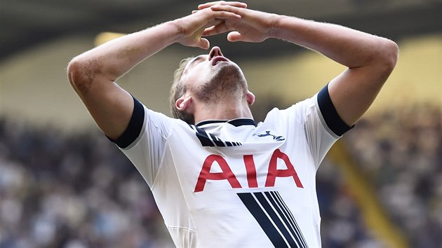 NEDAL. tonk Tottenhamu Harry Kane krtce pot, co zahodil anci vstelit gl na 2:1.