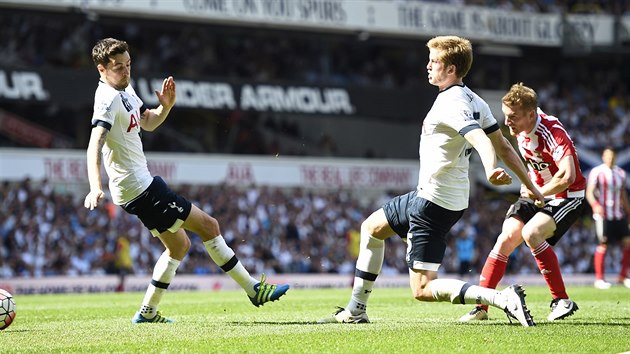 HRDINA ZPASU. Steven Davis (vpravo) stl svj druh gl v utkn a zadil tak Southamptonu vhru na hiti Tottenhamu.