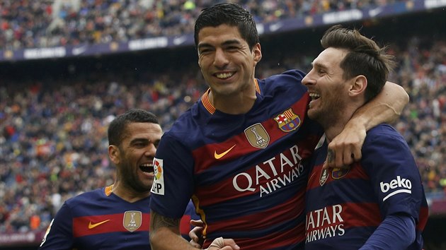 Fotbalist Barcelony se raduj z glu Lionela Messiho (vpravo), kter je v mstskm derby s Espanyolem poslal do veden.