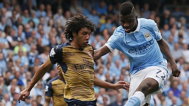 tonk Manchesteru City Kelechi Iheanacho pl, Mohamed Elneny v dresu Arsenalu jeho pokus zblokovat nestihl.