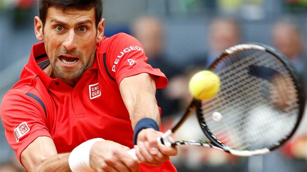 Novak Djokovi bhem finlovho zpasu turnaje v Madridu proti Andymu Murraymu.