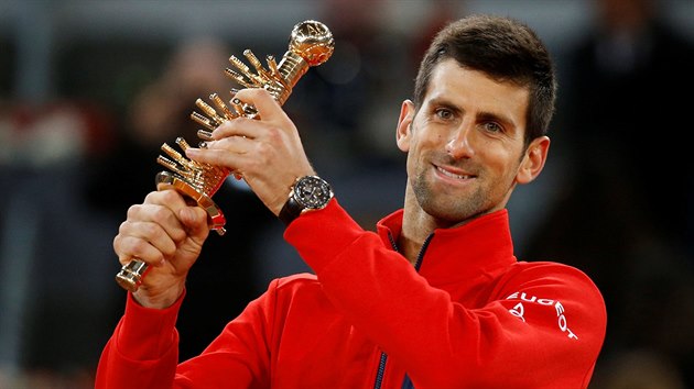 Srbsk tenista Novak Djokovi pzuje s trofej pro vtze antukovho turnaje v Madridu.