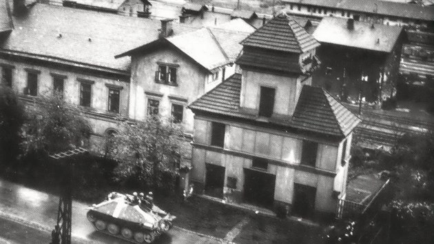 Povstaleck� Hetzer se ��t� pra�skou ulic�. Shodou okolnost� je to prvn� zprovozn�n� a z�rove� jedin� povstaleck� dodnes dochovan�.