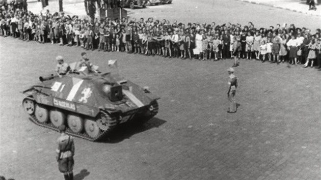 Prvn� povstaleck� Hetzer na pov�le�n� vojensk� p�ehl�dce.