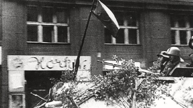 Povstaleck� Hetzery dostaly improvizovanou kulometnou v�zbroj. Tento nese dva kulomety vz. 26 p�edv�le�n� �eskoslovensk� v�roby.