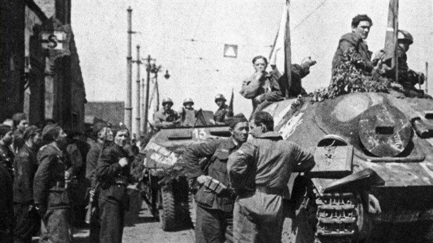 Povstaleck� Hetzer se z�etelnou kruhovou panc��ovou deskou kryj�c� otvor v krytu pro kanon. V desce je men�� st��lna pro kulomet. Za Hetzerem je polop�s Sd.Kfz. 251.