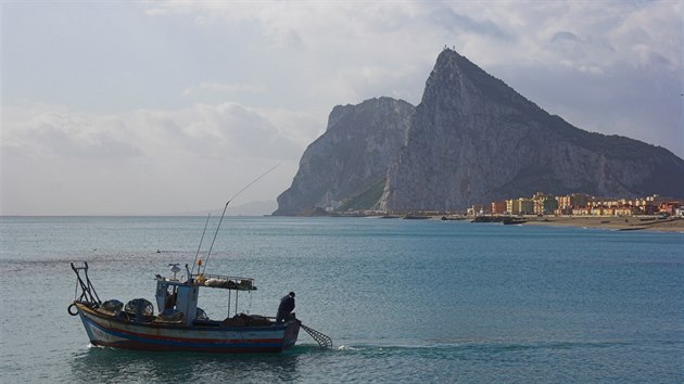 Rybářská bárka nedaleko gibraltarské skály