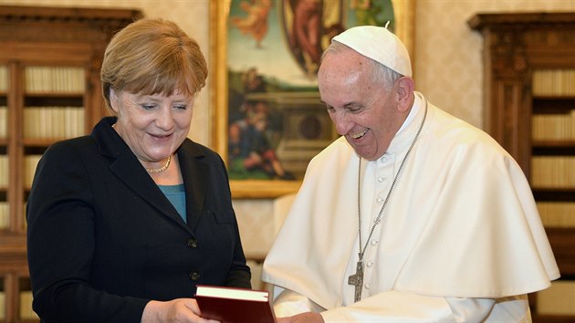 Angela Merkelov pi setkn s papeem ped slavnostnm udlenm ceny Karla Velikho (6. kvtna)