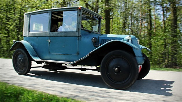 Na trati, kter vedla po okresnch silnikch z Hlubok nad Vltavou do Psku a zpt, sledovaly soutn stroje vyroben do roku 1945 tisce divk.