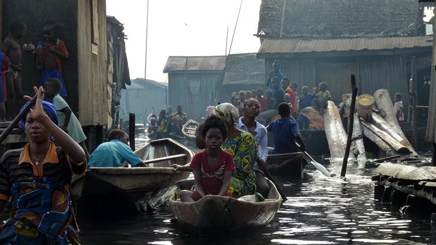 Jsou na sociálním dně, ale drží pospolu a bojují o existenci. Slum na hladině Makoko je výraznou komunitou, která se od suchozemských lagoských slumů liší nízkou kriminalitou.