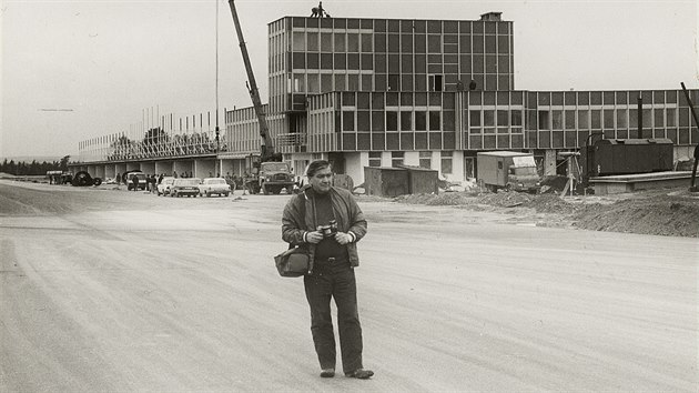 Zdeněk Zavřel perfektně zdokumentoval stavbu nového okruhu. Takto jej některý z kolegů fotografů zachytil před rozestavěnou řídicí věží na jaře 1987.