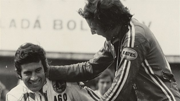 Snímek zachycuje stupně vítězů v roce 1975. Phil Read gratuluje Giacomu Agostinimu. Legendární Ital sice dojel druhý, ale získal první titul mistra světa po třech letech a zároveň poslední patnáctý v kariéře.