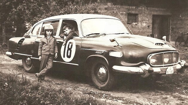 Na fotografii ze začátku 60. let je starší typ soutěžní tatry. Chlapec vlevo je Stanislav Hajdušek, v okýnku jeho bratr Zdeněk.