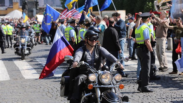 Rut motorki Noni vlci dorazili na prask Vclavsk nmst, kde proti jejich jzd protestovaly destky lid (7. kvtna 2016)