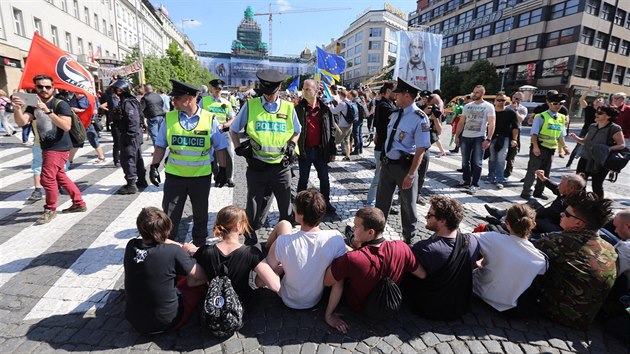 Rut motorki Noni vlci dorazili na prask Vclavsk nmst, kde proti jejich jzd protestovaly destky lid (7. kvtna 2016)