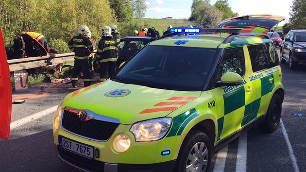 Tragick nehoda v sobotu zkomplikovala dopravu na hlavnm tahu z Prahy do Beneova nedaleko obce Senohraby (7. kvtna 2016)