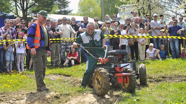 V Rovné na Pelhřimovsku předvedli domácí kutilové své domácí výtvory na tradiční akci nazvané Traktoriáda, letos už poosmé (7. května 2016)